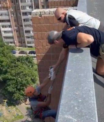 В Харькове альпинисты спасли голубя, застрявшего в окне многоэтажки (видео) - objectiv.tv - Харьков