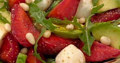 Для тех, кто на диете: рецепт итальянского салата с клубникой и авокадо (видео) - focus.ua - Украина