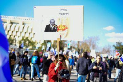 Биньямин Нетанияху - Полицейского, который ударил демонстранта по лицу, оправдали в суде - news.israelinfo.co.il
