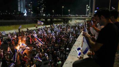 Биньямин Нетаньяху - Ариэль Шарон - Израильские протестующие идут маршем на Иерусалим - ru.euronews.com - Израиль - Тель-Авив - Иерусалим