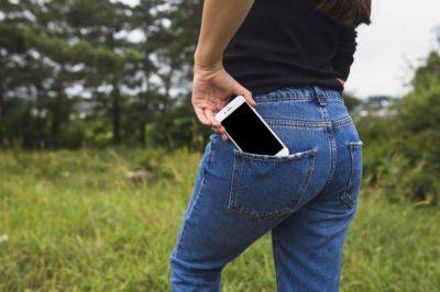 Смартфон не советуют носить в заднем кармане - какие поломки возможны - apostrophe.ua - Украина