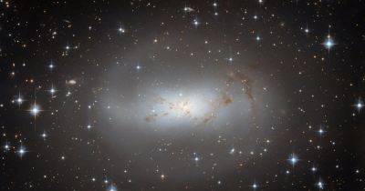 Телескоп Хаббл заглянул в очень неправильную галактику: в чем ее особенность (фото) - focus.ua - Украина