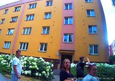 В Чехии полицейские показали мастер-класс общения с ребенком в беде: милое видео - vinegret.cz - Чехия