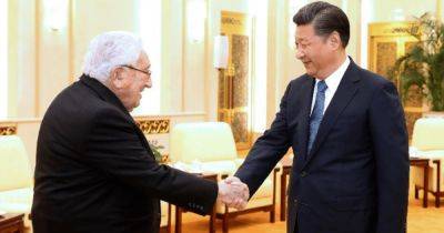 Генри Киссинджер - Си Цзиньпин - "Старый друг": Си Цзиньпин провел встречу с экс-госсекретарем США Генри Киссинджером (фото) - focus.ua - Китай - США - Украина