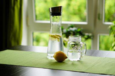 Вода с лимоном утром – польза для пищеварения – как влияет на организм - apostrophe.ua - Украина