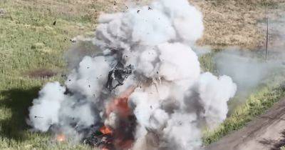 Оккупанты оставили технику: морпехи уничтожили БТР россиян (видео) - focus.ua - Украина