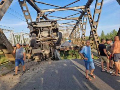 Обрушение моста на Закарпатье. В "Укравтодоре" назвали причину - gordonua.com - Украина