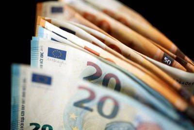 Опрос показал, насколько надежными валютами россияне считают доллар и евро - smartmoney.one - Москва - Reuters