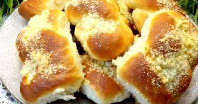 Как в школьном буфете: рецепт мягких булочек с крошкой (видео) - focus.ua - Украина
