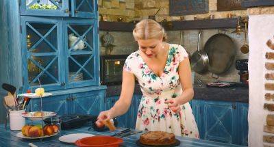 Татьяна Литвинова - "Мастер Шеф" Литвинова предложила рецепт сочного пирога с персиками: идеально для десерта - politeka.net - Украина