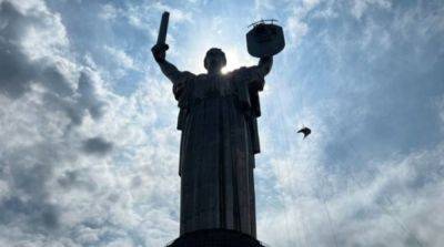 В Киеве начали демонтаж советского герба на монументе «Родина-мать» - ru.slovoidilo.ua - Украина - Киев