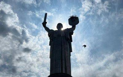 На монументе Родина-мать демонтируют герб - korrespondent.net - Украина - Киев