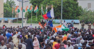 Владимир Путин - Переворот в Нигере: митингующие вышли на улицы с флагами РФ и плакатами в поддержку Путина (видео) - focus.ua - Россия - Украина - Франция - Париж - Мали - Нигер