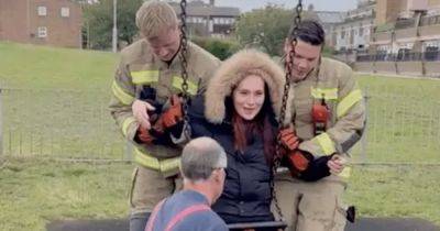 Смеялись все: молодую маму, застрявшую в детской качели, спасли пожарные (фото) - focus.ua - Украина - Англия - Великобритания