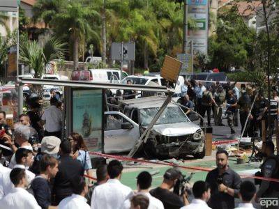 В Израиле палестинец направил автомобиль на прохожих, а потом напал на них с ножом, ранены семь человек – полиция - gordonua.com - Украина - Израиль - Тель-Авив - Нападение