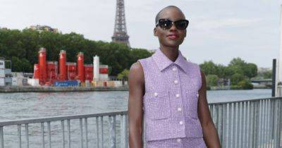 Chanel - Люпита Нионго показала стильный твидовый комплект от Chanel - focus.ua - Украина - Париж