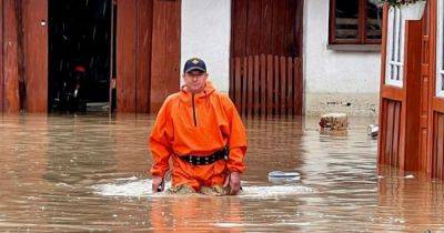 На Прикарпатье из-за сильных ливней затопило села: спасатели эвакуируют людей (ФОТО) - dsnews.ua - Украина