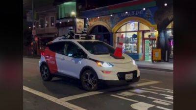 Хейтеры роботакси в Сан-Франциско выключают авто Waymo и Cruise дорожными конусами — ставят их на капот и убегают - itc.ua - Украина - Сан-Франциско - шт. Калифорния - шт. Аризона