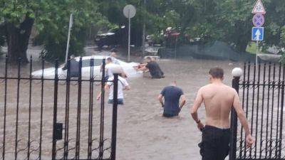 Непогода в Киеве 7 июля – машины ушли под воду – кадры - apostrophe.ua - Украина - Киев