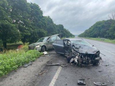 В Харьковской области столкнулись три автомобиля. Один человек погиб, двое пострадали – полиция - gordonua.com - Украина - Харьковская обл. - район Изюмский