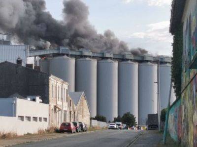 Во Франции - Во Франции вспыхнул масштабный пожар на зернохранилищах возле порта Ла Рошель - unn.com.ua - Украина - Киев - Франция