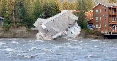 Развалился на части: дом рухнул в реку во время наводнения (фото) - focus.ua - США - Украина - шт.Аляска