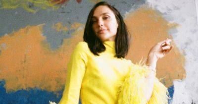 Гал Гадот - Галь Гадот позировала на новых снимках в модном ярко-желтом платье с перьями - focus.ua - Украина