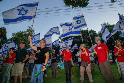 Охранник Нетанияху сломал руку демонстранту с флагом Израиля - news.israelinfo.co.il - Израиль - Тель-Авив