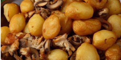 Пальчики оближешь. Рецепт молодого картофеля в корочке с куриным мясом и грибами от Волонтерской кухни - nv.ua - Украина - Ирпень
