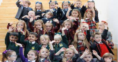 "Отличная традиция": в Британии сразу 17 пар близнецов пойдут в школу (фото) - focus.ua - Украина - Англия - Шотландия - Великобритания