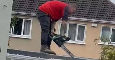 Размахивал бензопилой: строитель разрушил свою пристройку после отказа в оплате (фото) - focus.ua - Украина - Англия - Ирландия - Дублин - Великобритания