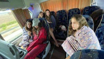 Водитель автобуса велел 15-летним девочкам из кибуца "прикрыть наготу" - vesty.co.il - Израиль