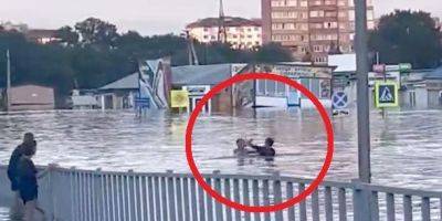 В затопленном Уссурийске двое россиян устроили драку прямо по шею в воде — видео - nv.ua - Россия - Украина - Уссурийск - Россияне