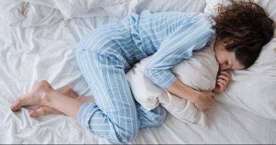Ученые назвали лучшую позу для сна: уменьшает боли и решает проблему храпа - focus.ua - Украина - Гонконг - Дания