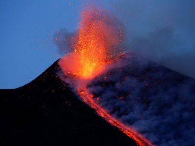 Из-за извержения вулкана Этна на Сицилии отменяют авиарейсы и закрывают аэропорты - unn.com.ua - Украина - Киев - Англия - Италия - Лондон