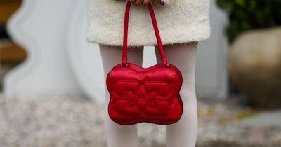 Louis Vuitton - Красные, пушистые и клатчи: главные тренды сумок на осень 2023 - focus.ua - Украина - Victoria - county Beckham
