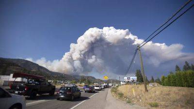 Канада: жители северо-запада спасаются от лесных пожаров - ru.euronews.com - Канада