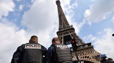 Мужчина прыгнул с Эйфелевой башни — его арестовали - obzor.lt - Париж