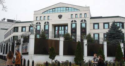 В Кишиневе неизвестный на машине протаранил ворота российского посольства - dialog.tj - Россия - Молдавия - Кишинев