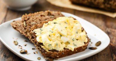 Вкусно со свежим хлебом: рецепт салата из яиц - focus.ua - Украина