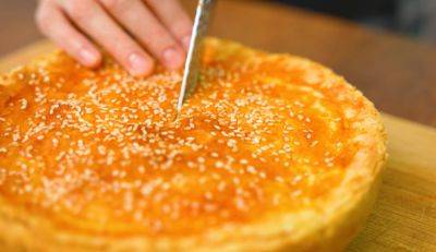 За 10 минут тарелка будет пустой: рецепт быстрого лукового пирога из слоеного теста с сыром - hyser.com.ua - Украина