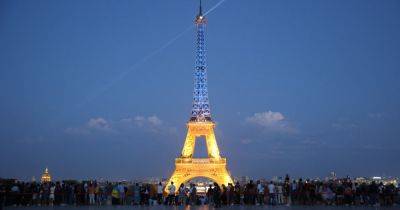 Эйфелевую башню в Париже подсветили цветами флага Украины - dsnews.ua - Украина - Франция - Париж