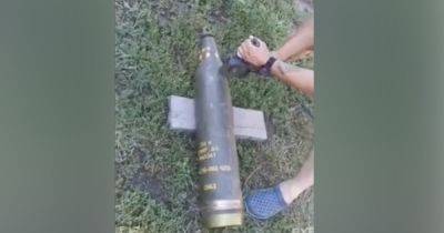 Украинские военные разбирают кассетные боеприпасы для создания снарядов для дрона (видео) - focus.ua - США - Украина