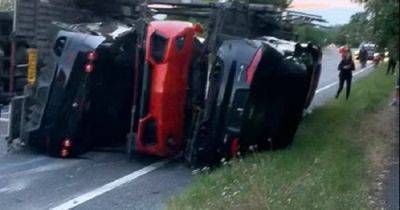 Льюис Хэмилтон - Bentley - ДТП на $2 миллиона: в аварию попал автовоз с эксклюзивными суперкарами (фото, видео) - focus.ua - Украина - Англия