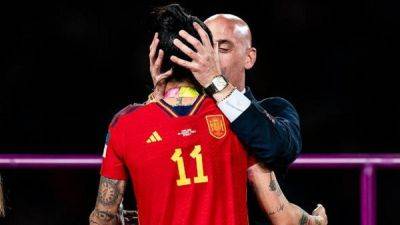 Луис Рубиалес - Скандал с поцелуем продолжается: глава испанской федерации футбола временно отстранен, федерация обвиняет жертву поцелуя во лжи - fokus-vnimaniya.com - Англия - Испания