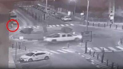 Видео: угнал машину, сбил женщину и не оказал помощи пострадавшей в Тират-Кармеле - vesty.co.il - Израиль - Хайфа - Скончался