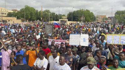 Нигер: сторонники правящей хунты вышли на акцию протеста - ru.euronews.com - США - Англия - Франция - Мали - Буркина-Фасо - Нигер - Ниамей