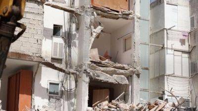 После обрушения дома в Холоне: жильцы требуют 11 млн шекелей у страховых компаний - vesty.co.il - Израиль