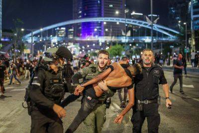 Полицейский получил тяжелое ранение в голову в ходе вчерашней демонстрации «Справедливость для Рафаэля» - news.israelinfo.co.il - Тель-Авив