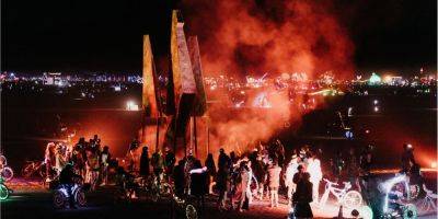 Прошла ритуал сожжения. На Burning Man представили украинскую скульптуру, которая напоминает тризуб и Феникса - nv.ua - Украина